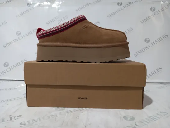 BOXED PAIR OF UGG WTAZZ SHOES IN TAN UK SIZE 4