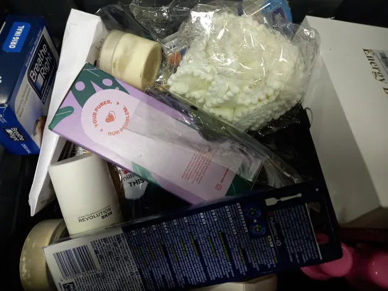 BOX OF APPROX 18 ASSORTED HEALTH AND BEAUTY ITEMS TO INCLUDE - 5KIND HEMP CREAM - ORAL-B CROSS ACTION TOOTHBRUSH HEADS - AS I AM DRY & ITCH SCALP CARE ETC