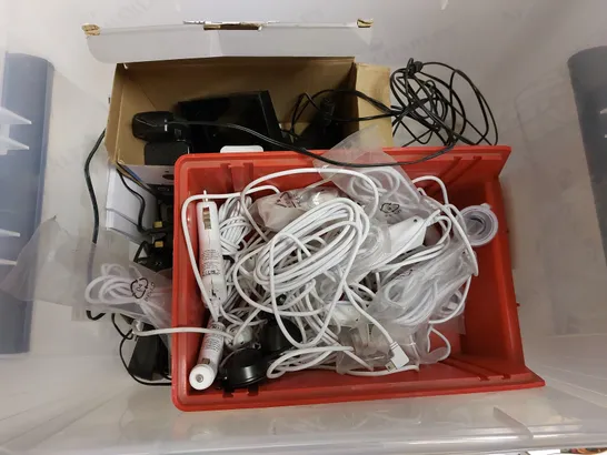 BOX OF APPROX 10 ASSORTED ITEMS TO INCLUDE CAR CHARGERS AND VARIOUS POWER CABLES