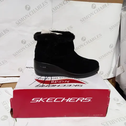 BOXED PAIR OF BLACK ANKLE BOOTS - SIZE 8