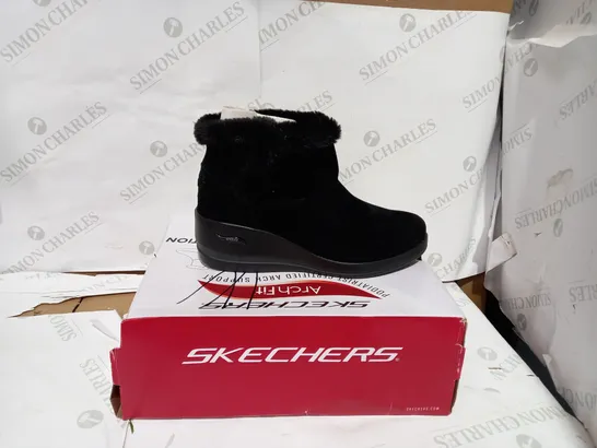 BOXED PAIR OF BLACK ANKLE BOOTS - SIZE 8