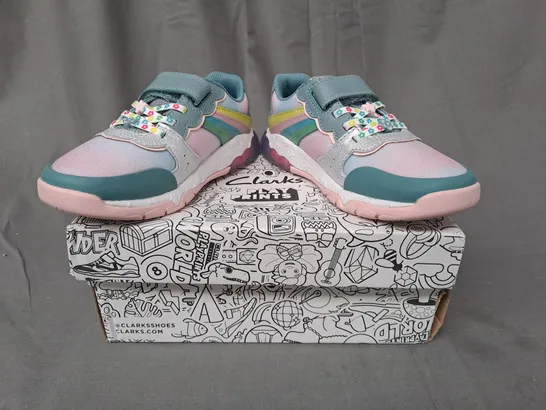 BOXED PAIR OF CLARKS PLAY PRINTS TIDAL STAR KIDS SHOES IN AQUA/MULTICOLOUR UK SIZE 11.5