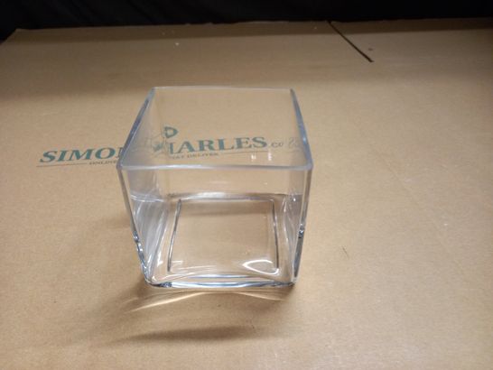 LOT OF 2 SQUARE GLASS VASES - 10X10X10CM