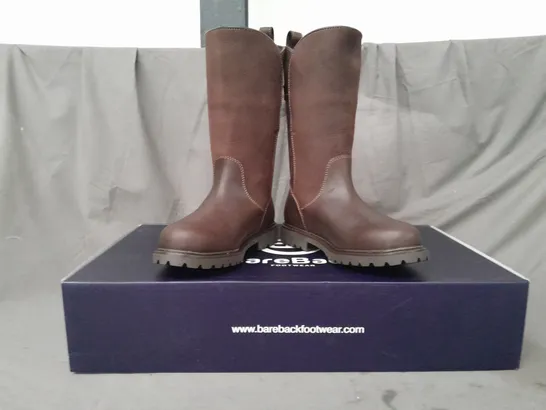 BOXED PAIR OF BAREBACK QUEBEC WATERPROOF MID CALF BOOTS IN BROWN UK SIZE 4