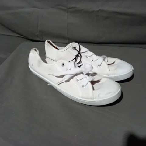 APPROXIMATELY 20 PAIRS OF WHITE TRAINERS TO INCLUDE SIZE 6