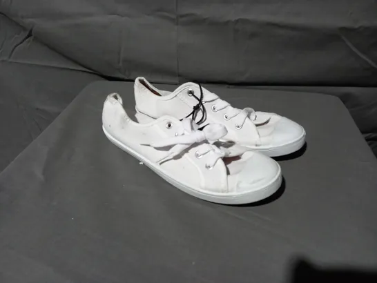 APPROXIMATELY 20 PAIRS OF WHITE TRAINERS TO INCLUDE SIZE 6