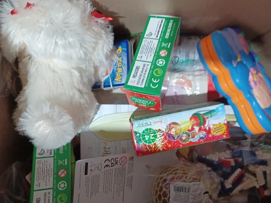 BOX OF APPROXIMATELY 10 ASSORTED TOYS AND GAMES TO INCLUDE ELF IDEA PACK, UNO, BICYCLE DISNEY100 PLAYING CARDS, ETC