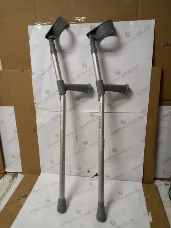 PAIR OF COOPERS ADULTS ELBOW CRUTCHES