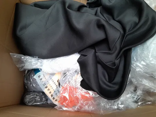 BOX OF APPROXIMATELY 25 ASSORTED CLOTHING ITEMS TO INCLUDE - UMBRELLA , JEANS , T-SHIRT ETC