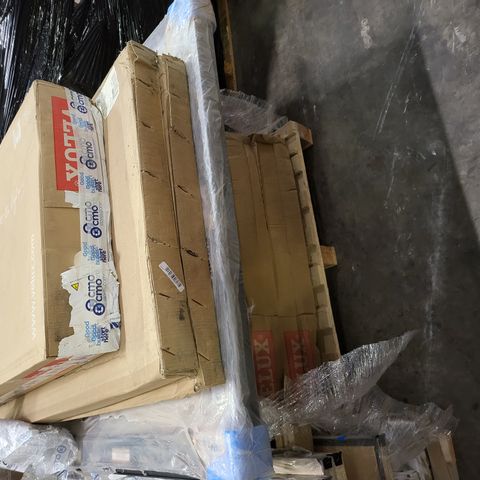 PALLET OF 8 ASSORTED VELUX WINDOW PANELS TO INCLUDE GGU FK04 CENTRE PIVOT ROOF WINDOW, IPL P10 LAMINATE REPLACMENT GLAZING PANEL AND GPL SK06 TOP HUNG ROOF WINDOW