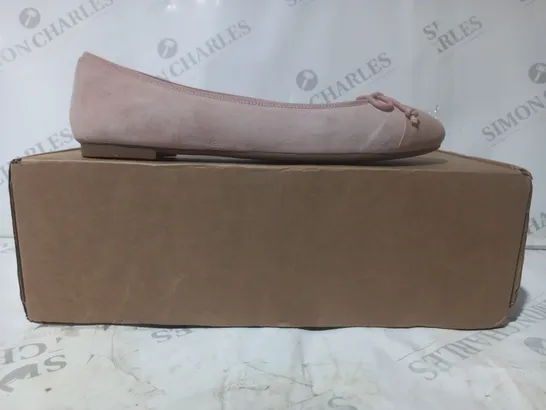 BOXED PAIR OF HOBBS LONDON SLIP-ON PUMPS IN PINK EU SIZE 38.5