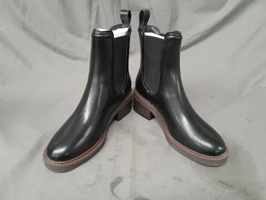 BOXED PAIR OF V BY VERY CHELSEA BOOTS IN BLACK UK SIZE 4