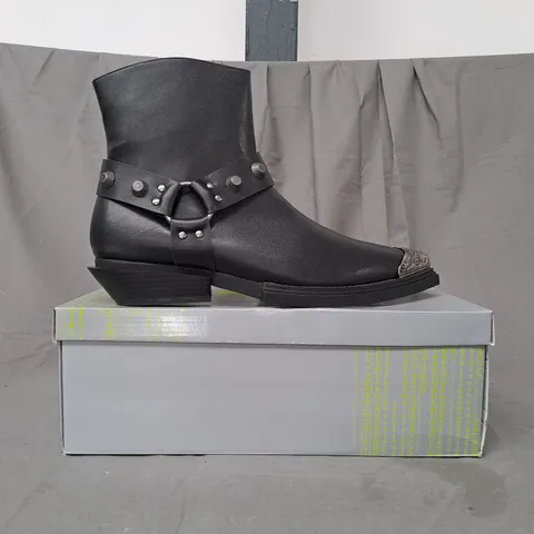 BOXED PAIR OF KOI SOUL RENDER COWBOY BOOTS IN BLACK/SILVER EFFECT UK SIZE 11