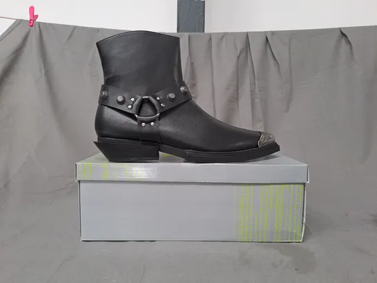 BOXED PAIR OF KOI SOUL RENDER COWBOY BOOTS IN BLACK/SILVER EFFECT UK SIZE 11