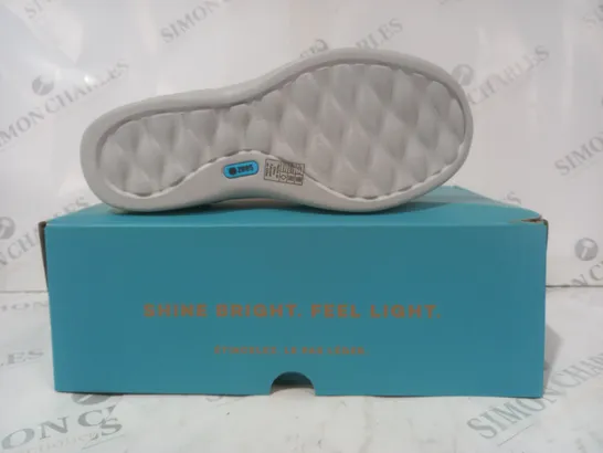 BOXED PAIR OF BZEES SHOES IN WHITE SIZE 6