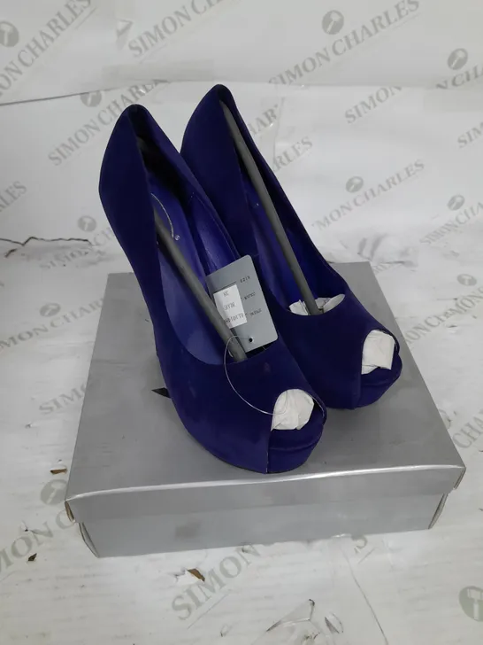 BOXED PAIR OF CASANDRA PLATFORM STILLETTO IN BLUE SUEDE SIZE 5