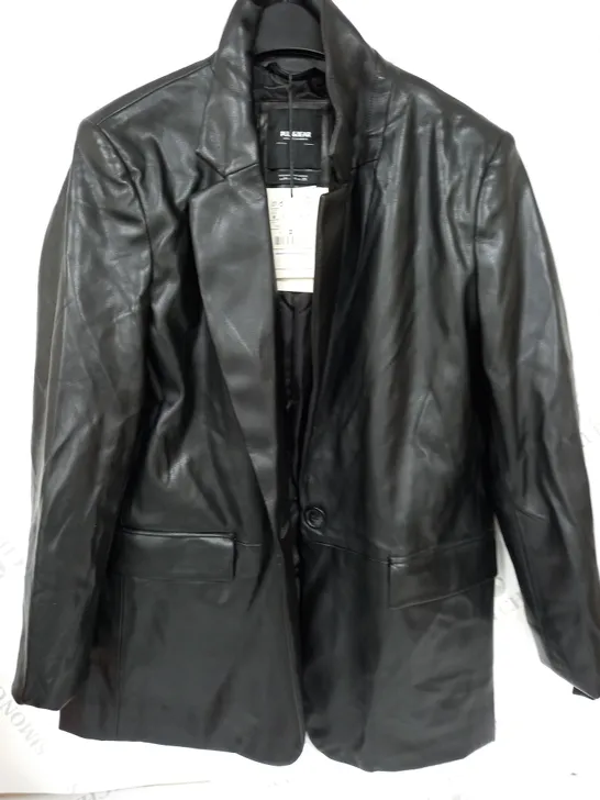 PULL & BEAR SINGLE BUTTON LEATHER JACKET IN BLACK - MEDIUM