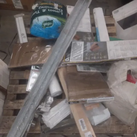  PALLET OF ASSORTED HOME ACCESSORIES INCLUDING FLOOR UNDERWAY, WALL BRACKETS, END CAPS GLASS SHELF