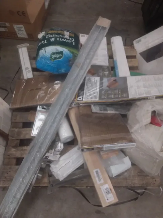  PALLET OF ASSORTED HOME ACCESSORIES INCLUDING FLOOR UNDERWAY, WALL BRACKETS, END CAPS GLASS SHELF