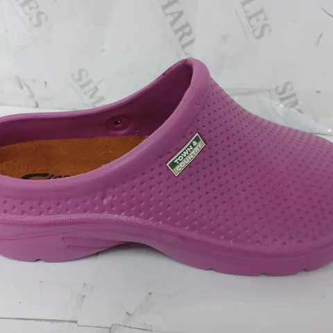 PAIR OF TOWN & COUNTRY ORIGINAL CLOGGIES IN PURPLE - SIZE 5 