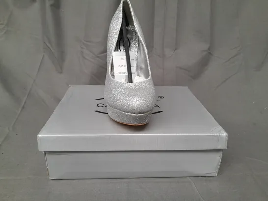 BOX OF APPROXIMATELY 10 PAIRS OF CASANDRA CLOSED TOE HIGH HEEL SHOES IN METALLIC SILVER W. GLITTER EFFECT - VARIOUS SIZES