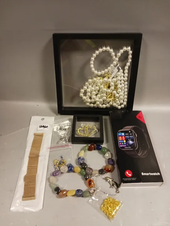 APPROXIMATELY 30 ASSORTED JEWELLERY ITEMS TO INCLUDE RINGS, BRACELETS, NECKLACES ETC