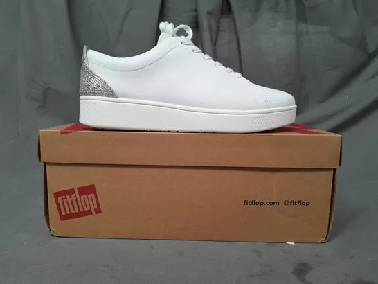 BOXED PAIR OF FITFLOP RALLY CRYSTAL-BACKTAB LEATHER SNEAKERS IN WHITE/SILVER UK SIZE 4