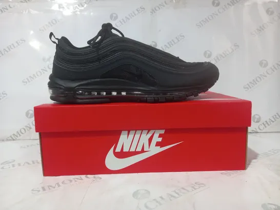 BOXED PAIR OF NIKE SHOES IN BLACK UK SIZE 12