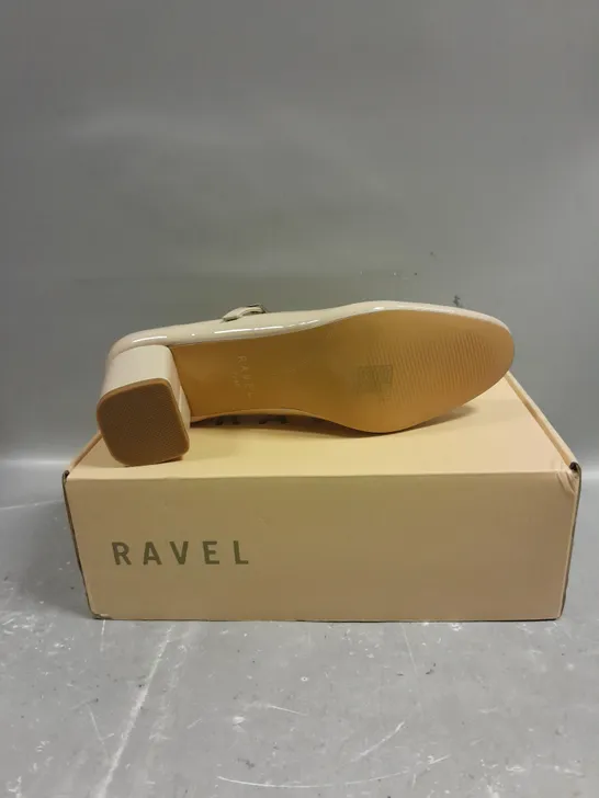 BOXED PAIR OF RAVEL HOWTH BOOTS IN NUDE - 7