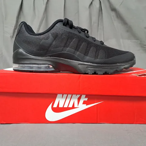 BOXED PAIR OF NIKE AIR MAX INVIGOR SHOES IN BLACK UK SIZE 9