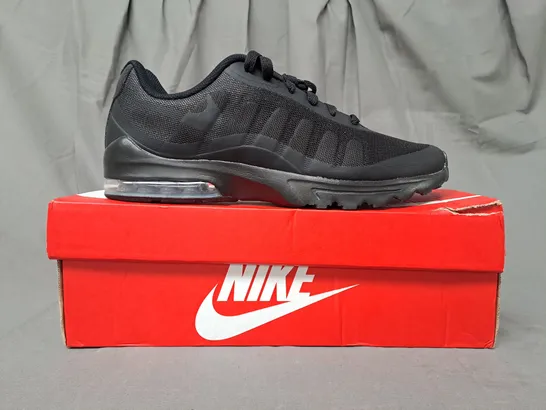 BOXED PAIR OF NIKE AIR MAX INVIGOR SHOES IN BLACK UK SIZE 9