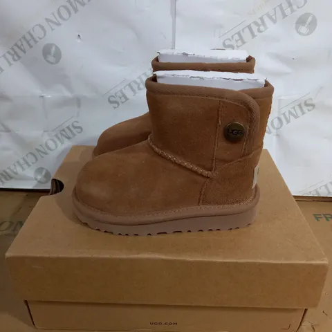 BOXED PAIR OF CHILDRENS BROWN UGG BOOTS SIZE 5