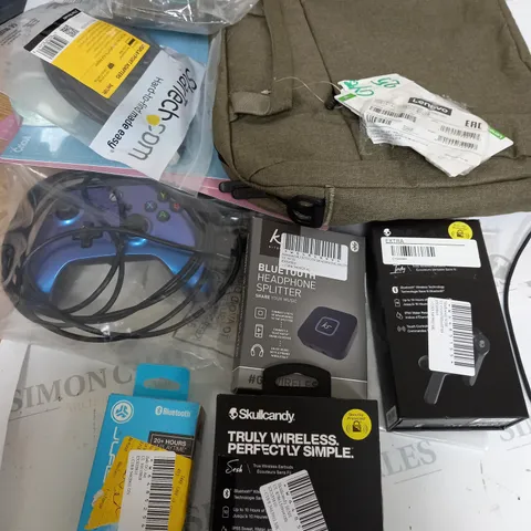 APPRROXIMETELY 9 ASSORTED ELECTRICAL ITEMS INCLUDING KS HEADPHONE SPLITTER, SKULLCANDY WIRELESS EARPHONES LENOVO LSAPTOP BAG