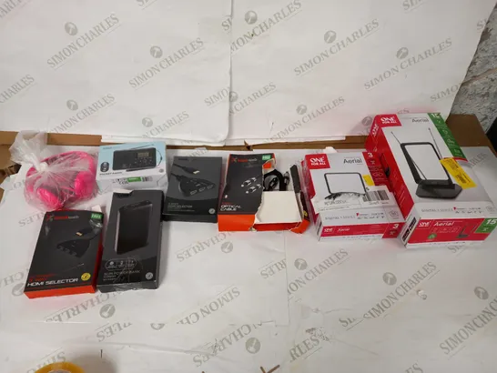 LOT OF APPROXIMATELY 5 ASSORTED ELECTRICAL ITEMS TO INCLUDE BLACKWEB OPTIMAL CABLE, SLIM POWER BANK, AND ASDA POCKET RADIO ETC. 