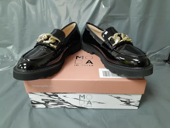 BOXED PAIR OF MODA IN PELLE CHUNKY LOAFERS IN BLACK W. GOLD EFFECT CHAIN SIZE 7