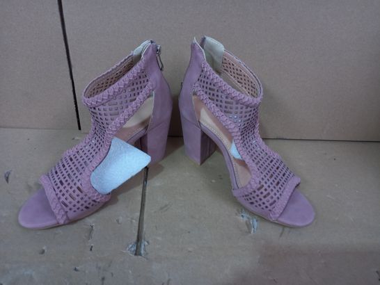 BOXED PAIR OF DESIGNER FAUX LEATHER HEELS IN PINK EU SIZE 38