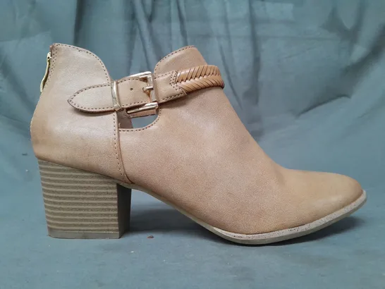 PAIR OF COMFORT TU BLOCK HEEL SHOES IN TAN SIZE 6