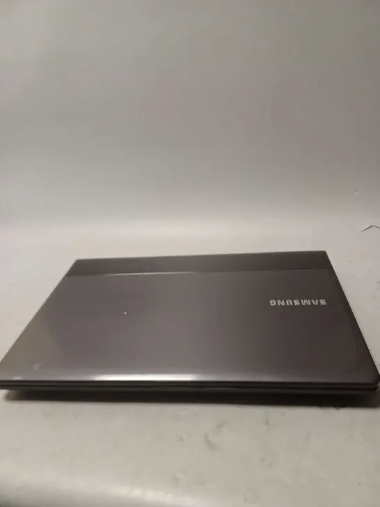 SAMSUNG NP300 LAPTOP 