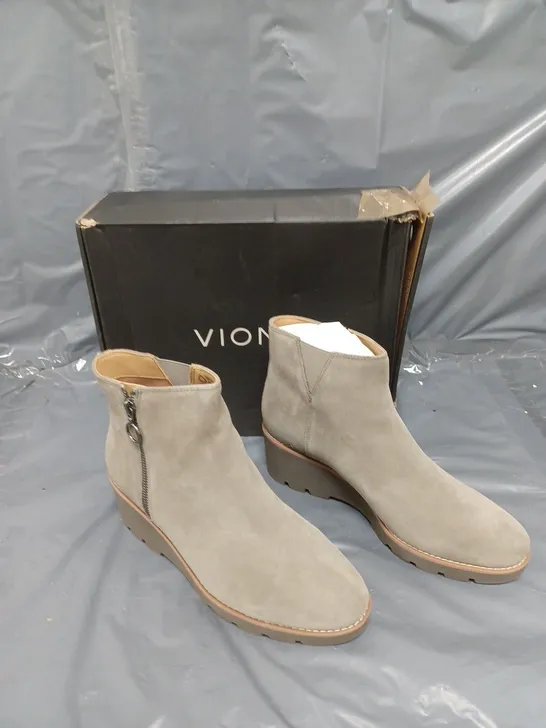 BOXED PAIR OF VIONIC ASTER ZIP BOOTS IN STONE SIZE 8