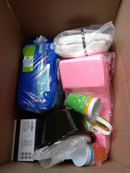 BOX OF APROXIMATELY 12 ASSORTED HOUSEHOLD ITEMS TO INCLUDE 5 MOP PADS , PLASTIC CUPS , LED DOWNLIGHTS , ETC 