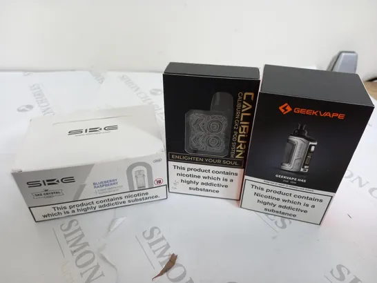 APPROXIMATELY 16 VAPES & E-CIGARETTES TO INCLUDE CAIBURN GK2, SIKE SKE CRYSTAL PLUS, GEEKVAPE H45, ETC