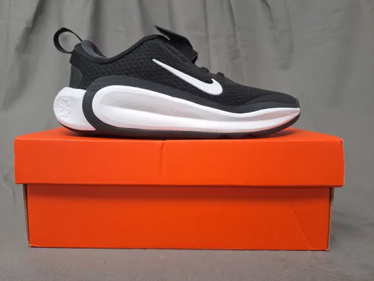 BOXED PAIR OF NIKE INFINITY FLOW KIDS SHOES IN BLACK/WHITE UK SIZE 12