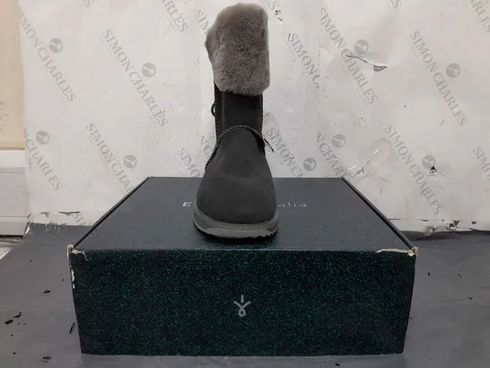 BOXED PAIR OF EMU AUSTRALIA BOOTS IN DARK GREY SIZE 6