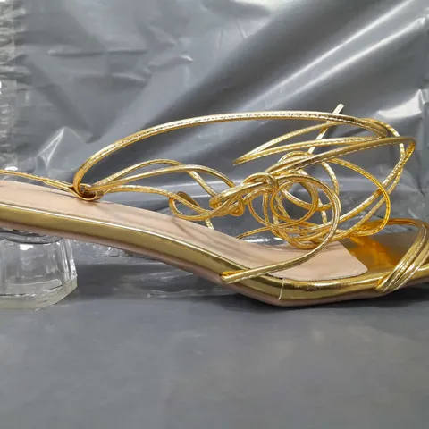 BOXED PAIR OF DESIGNER OPEN TOE LOW BLOCK HEEL STRAPPY SANDALS IN METALLIC GOLD EU SIZE 42