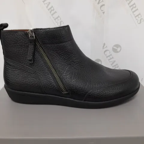 UNBOXED PAIR OF VIONIC LOIS BOOTS IN BLACK UK SIZE 6