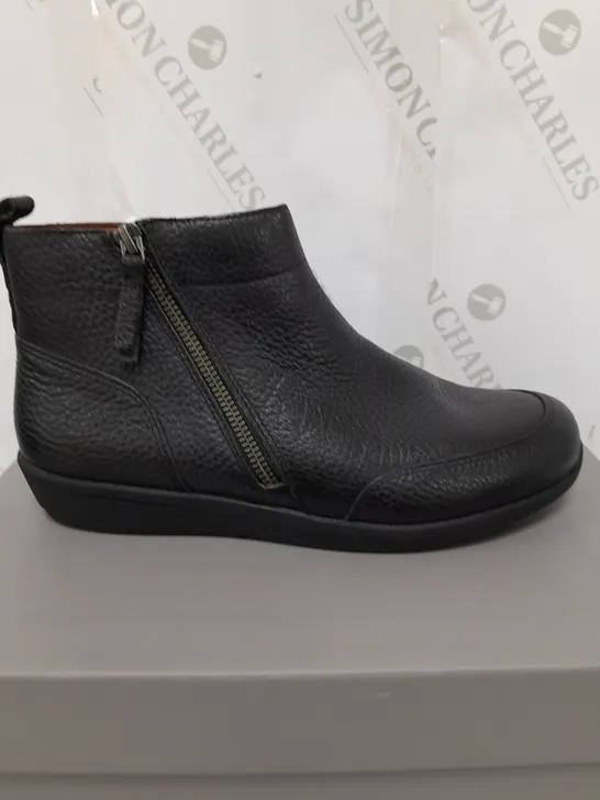 UNBOXED PAIR OF VIONIC LOIS BOOTS IN BLACK UK SIZE 6