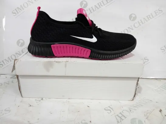 BOXED PAIR OF NIKE FUNUI SHOES IN BLACK/PINK EU SIZE 40