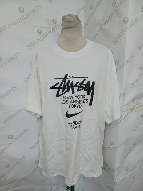 NIKE PRINTED TEE IN OFF WHITE SIZE M