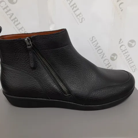 UNBOXED PAIR OF VIONIC LOIS BOOTS IN BLACK UK SIZE 7.58/