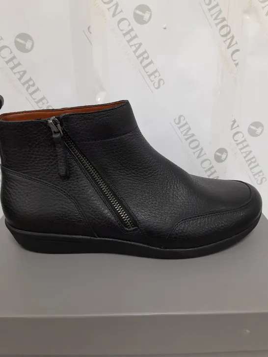 UNBOXED PAIR OF VIONIC LOIS BOOTS IN BLACK UK SIZE 7.58/